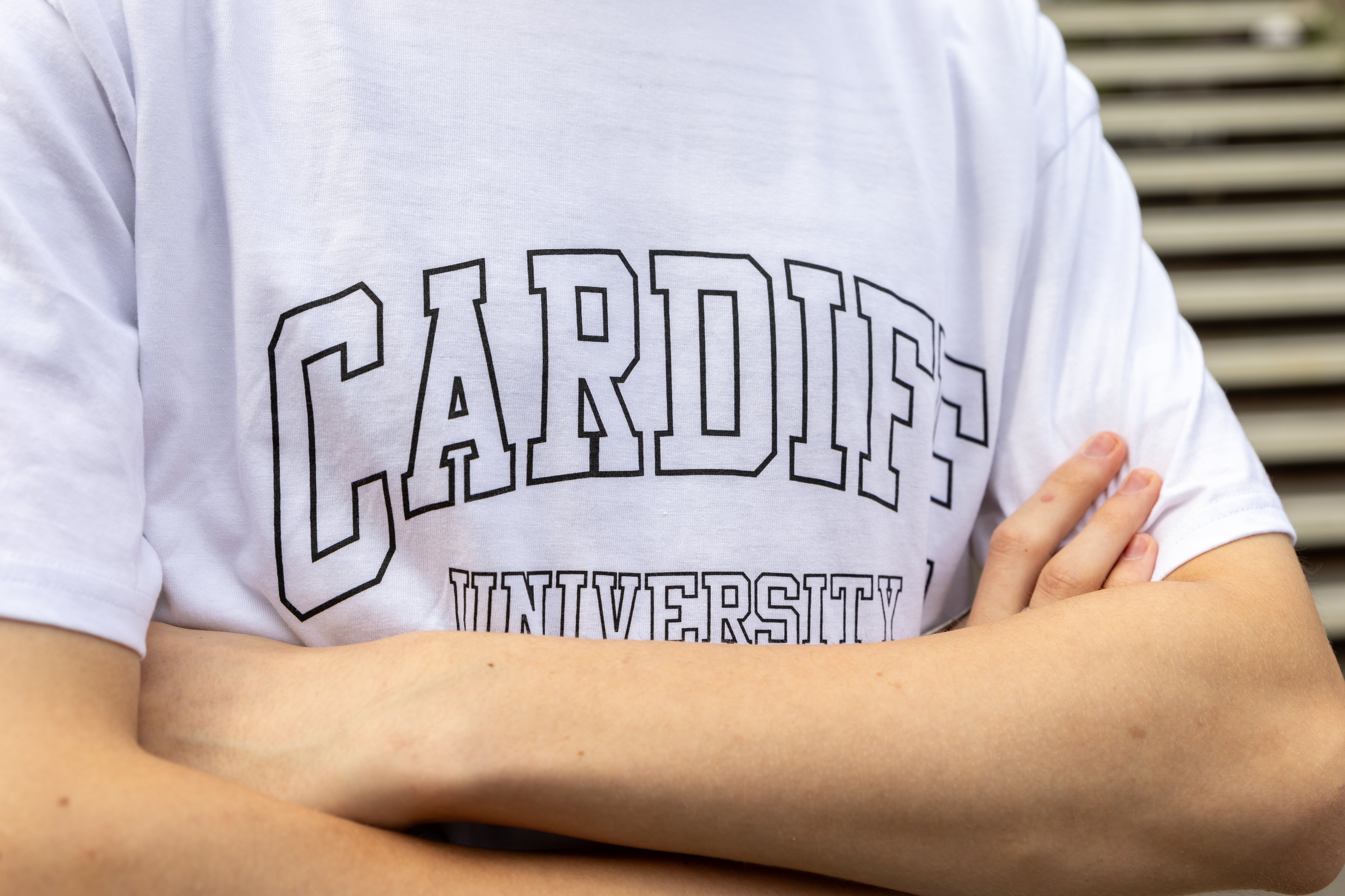 t-shirt white - black outline
